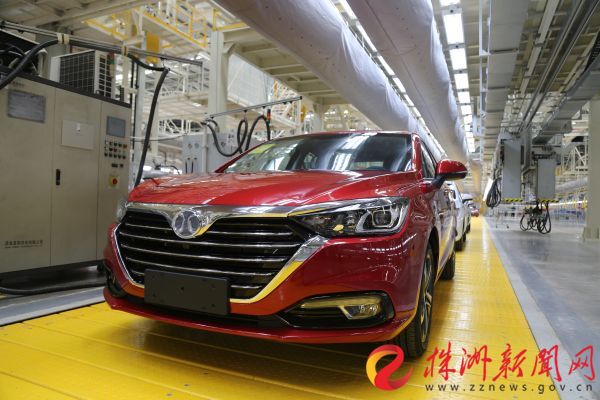 北京汽车株洲基地二工厂生产线上的全新绅宝D50。